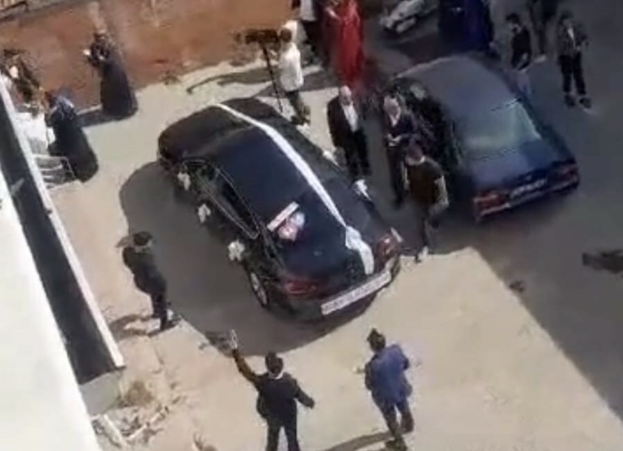 Bursa’da düğünde havaya ateş açan maganda yakalandı Bursa’nın İnegöl ilçesinde gelin alma merasiminde havaya ateş açan maganda