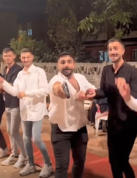 BURSA’DA ASKER EĞLENCESİNDE UZUN NAMLULU SİLAHLA HAVAYA ATEŞ EDEN GRUPTAKİ