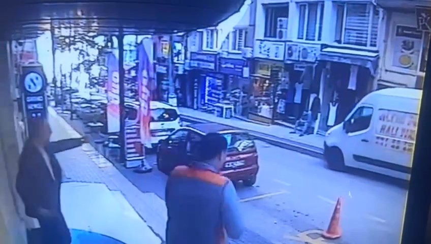 BURSA’DA PARK HALİNDEKİ ARACIN EL FRENİNİN BOŞALDIĞINI GÖREN OTOPARK GÖREVLİSİ