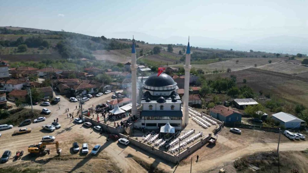 AKBAŞLAR MAHALLESİNDE 2019 YILINDA YAPIMINA BAŞLANAN ERTUĞRULGAZİ CAMİSİ, İBADETE AÇILDI.