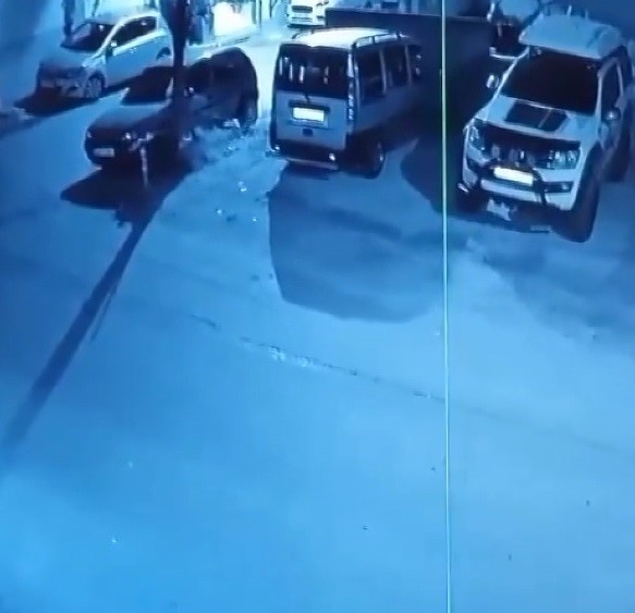 Evin önünde araç lastiğini ateşe verdi, arkasına bakmadan böyle kaçtı BURSA’DA KİMLİĞİ HENÜZ BELİRLENEMEYEN KİŞİ EVİN ÖNÜNE GELEREK ARAÇ LASTİĞİNİ