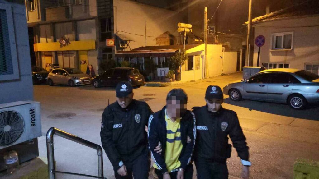 Gece Kartalları 17 suç kaydı bulunan şahsı böyle yakaladı BURSA’DA OSMANGAZİ İLÇE EMNİYET MÜDÜRLÜĞÜ MERİNOS POLİS MERKEZ AMİRLİĞİ’NE BAĞLI
