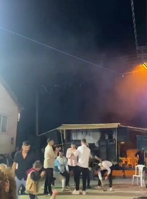 Gençlerin ilginç dansı kamerada BURSA'NIN İNEGÖL İLÇESİ KURŞUNLU MAHALLESİNDE SOKAKTA DÜZENLENEN DÜĞÜNDE GENÇLERİN İLGİNÇ