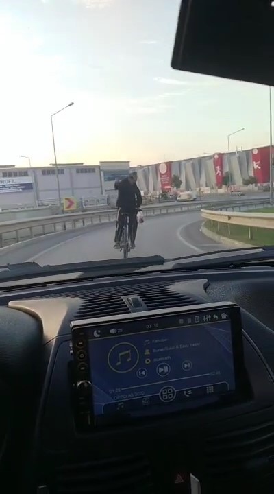 Görenler cep telefonlarına sarıldı… Bisikletini tersten sürdü BURSA’DA BİR VATANDAŞ, TRAFİĞİN AKTIĞI CADDEDE KENDİ CANINI HİÇE SAYARAK
