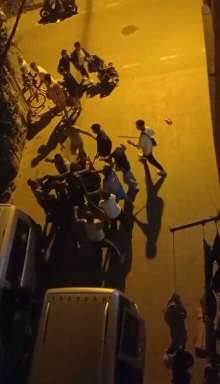 Gürültü kavgası sokağa yansıdı, taşlar, sopalar havada uçuştu BURSA’DA İKİ GRUP ARASINDA ÇIKAN SÖZLÜ TARTIŞMA, BİR SÜRE SONRA