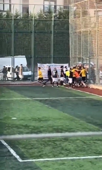 Halı sahadaki kavga kamerada BURSA'NIN OSMANGAZİ İLÇESİNDE BİR HALI SAHADA ORGANİZE EDİLEN TURNUVADA MÜCADELE