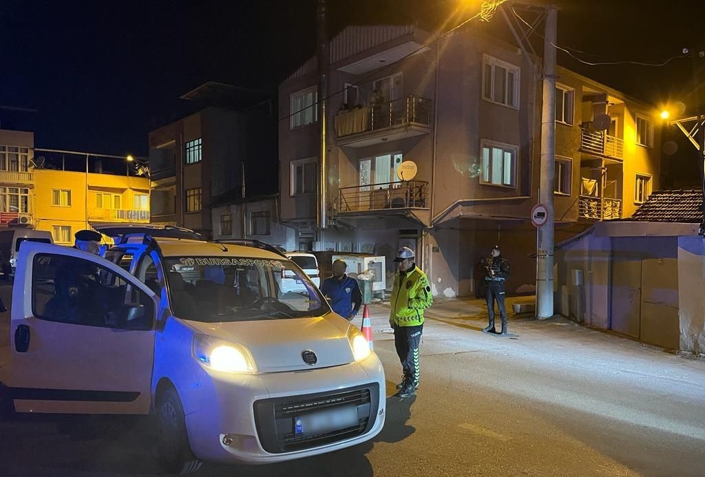 ’Huzur’ uygulamaları aralıksız sürüyor BURSA EMNİYET MÜDÜRLÜĞÜ, ASAYİŞ ŞUBE MÜDÜRLÜĞÜ KOORDİNESİNDE ŞEHİR GENELİNDE ‘HUZUR’