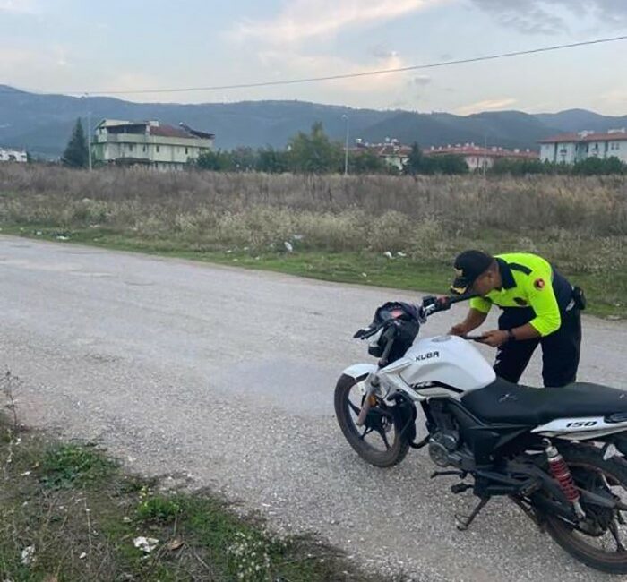 İznik ilçe jandarmadan tescilsiz ve plakasız araçlara uygulama İZNİK İLÇE JANDARMA KOMUTANLIĞI EKİPLERİNDEN TESCİLSİZ VE PLAKASIZ ARAÇLARA YÖNELİK