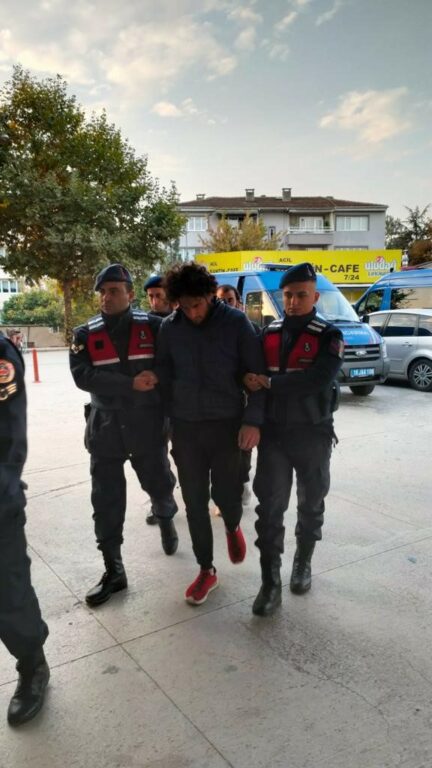 Jandarma ekiplerinden kaçak göçmenlere operasyon: 10 kişi yakalandı BURSA'NIN İNEGÖL JANDARMA KOMUTANLIĞI EKİPLERİNCE BİR ADRESE YAPILAN OPERASYONDA 10