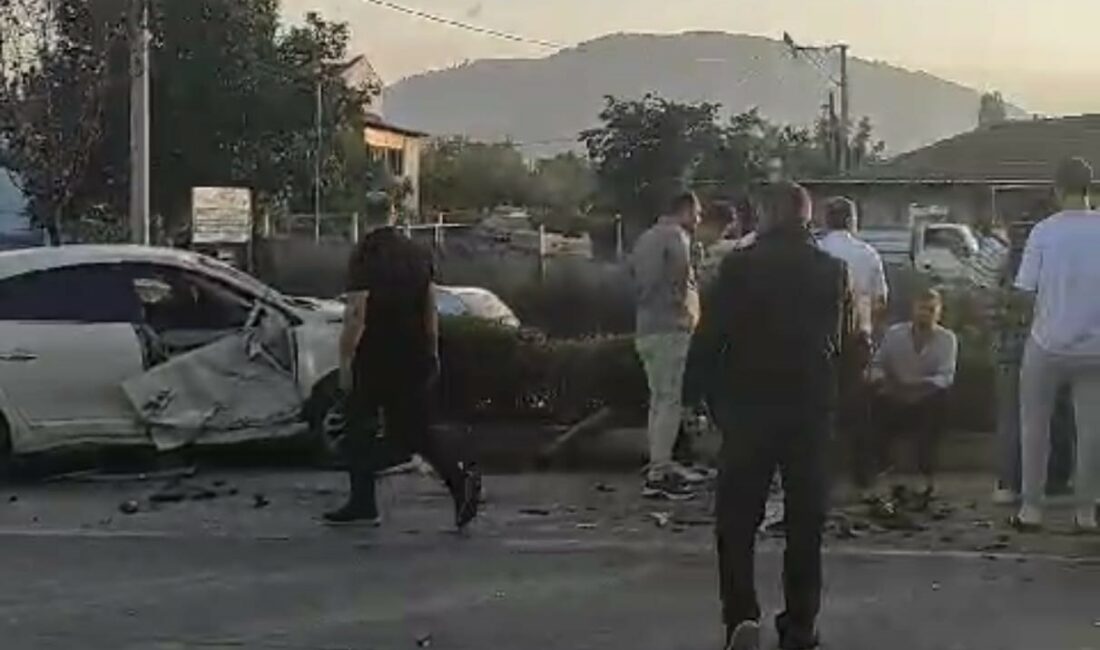Bursa’da trafik kazasında 2 kişi yaralı Bursa’nın İnegöl ilçesinde orta refüje çarptıktan sonra savrulan otomobil, karşı