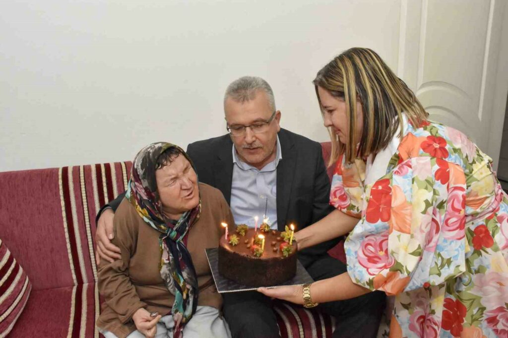 Karacabey’de görme engelli Karakuş’un en büyük hayali Cumhurbaşkanı Erdoğan ile tanışmak 59 YAŞINDAKİ GÖRME ENGELLİ ZEYNEP KARAKUŞ’U DA EVİNDE ZİYARET ETTİ.