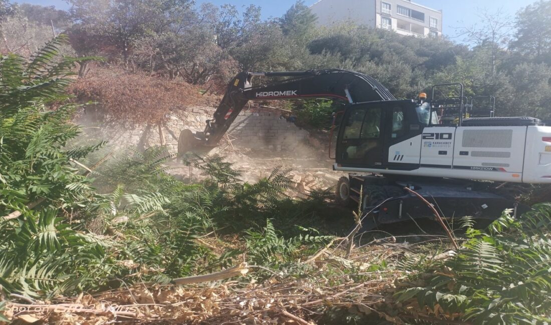 Karacabey’de metruk binaların yıkımı sürüyor KARACABEY’DE METRUK BİNALARIN YIKIM İŞLEMLERİ SÜRÜYOR. SON OLARAK HÜDAVENDİGAR MAHALLESİNDEKİ