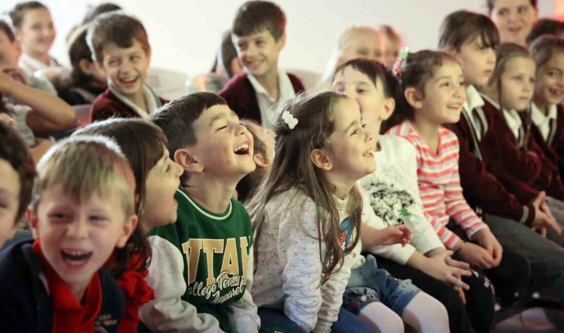 Karagöz ve Hacivat enerji tasarrufu için çocuklarla buluştu SOSYAL SORUMLULUK ANLAYIŞIYLA HİZMET VERDİĞİ BÖLGEYE KATMA DEĞER SAĞLAYAN ULUDAĞ