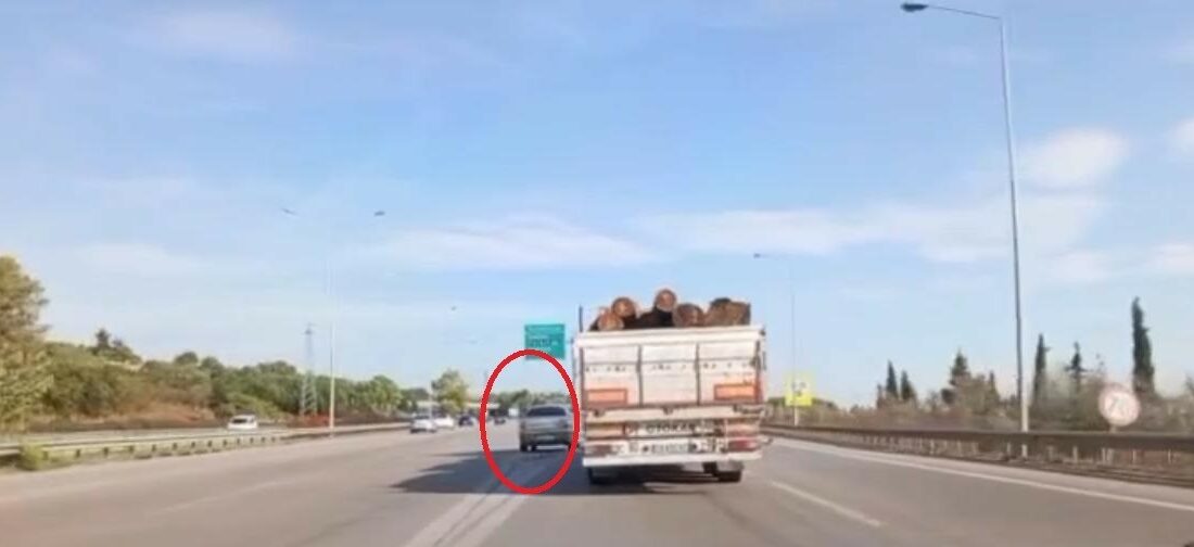 Kararsız sürücü otobanda refüje böyle daldı BURSA’DA ŞERİT DEĞİŞTİRİRKEN KARARSIZ KALAN SÜRÜCÜ REFÜJE DALDI. SÜRÜCÜNÜN YARALANDIĞI