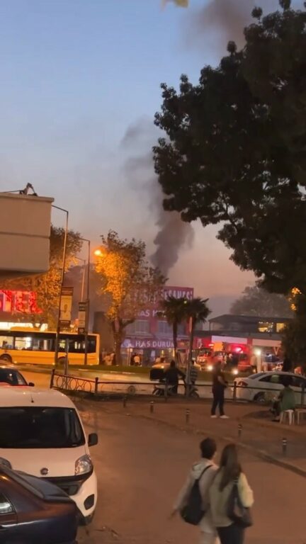 Kebapçıda korkutan yangın BURSA’DA YEMEK SEKTÖRÜNDE HİZMET VEREN İŞYERİNDE YANGIN ÇIKTI. ALEVLER KISA