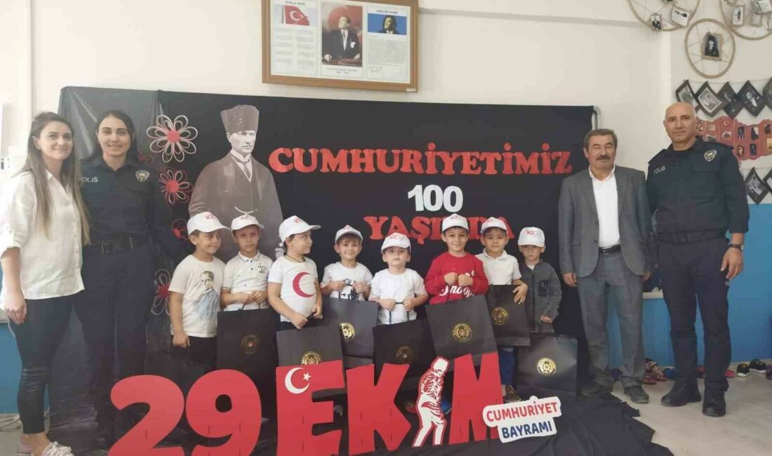 Kestel Emniyeti gençlerle buluştu KESTEL İLÇE EMNİYET MÜDÜRLÜĞÜ, CUMHURİYETİN 100. YILINDA 100 ÖĞRENCİ İLE