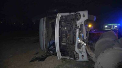 Bursa’da kontrolden çıkan tır tarlaya uçarak yan yattı. Tırın sürücüsü