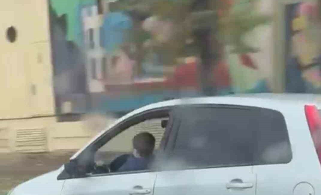 Küçük çocuğu direksiyon başına geçirip tehlike saçtı BURSA’DA BİR OTOMOBİL SÜRÜCÜSÜ, ARAÇ KULLANIRKEN KÜÇÜK ÇOCUĞU DİREKSİYON BAŞINA