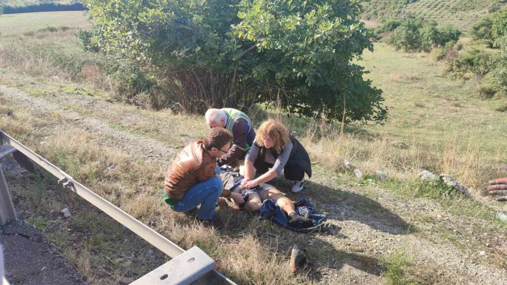 Lüks araç emniyet şeridindeki kamyonete çarptı: 2 yaralı ORHANGAZİ-YALOVA KARAYOLU SÜPÜRGELİK MEVKİİNDE MEYDANA GELEN TRAFİK KAZASINDA LÜKS BİR