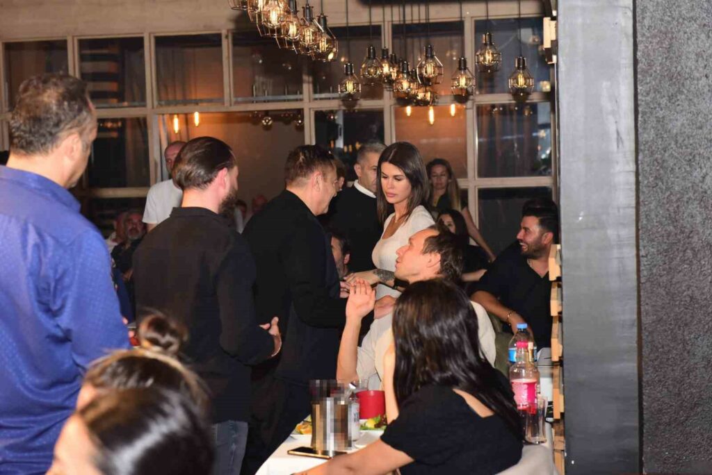 Mehmet Ali Erbil, 40 yaş küçük sevgilisi ile Bursa’da MEHMET ALİ ERBİL SAHNEDEN İNDİKTEN SONRA SEVGİLİSİ GÜLSEREN CEYLAN MASAYA
