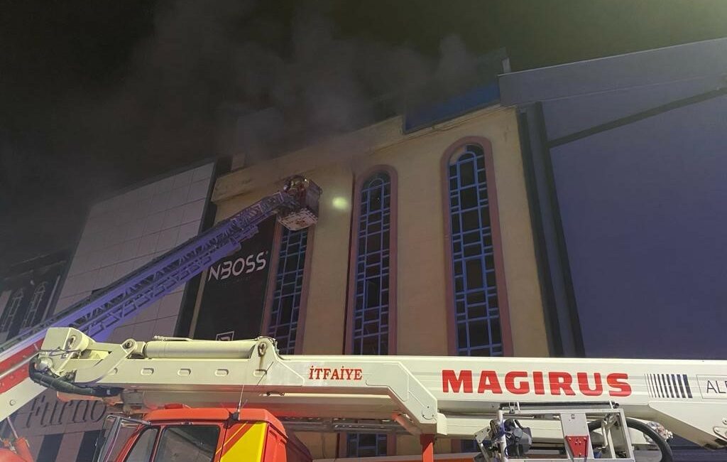 Bursa’da mobilya imalathanesinde yangın Bursa’nın İnegöl ilçesinde mobilya imalathanesinde yangın çıktı.