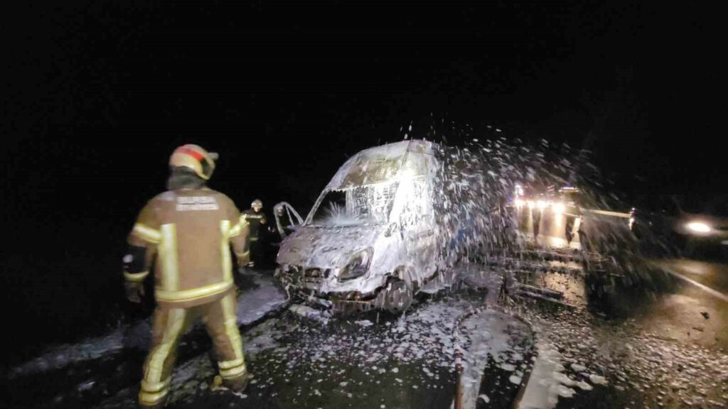 Motor kısmından çıkan yangın kargo aracını kullanılamaz hale getirdi BURSA’DA MOTOR KISMINDAN ÇIKAN YANGIN KARGO ARACINI KULLANILAMAZ HALE GETİRDİ.
