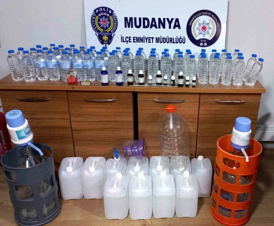 BURSA’NIN MUDANYA İLÇESİNDE SAHTE İÇKİ VE YAPIMINDA KULLANILAN MALZEMELER ELE
