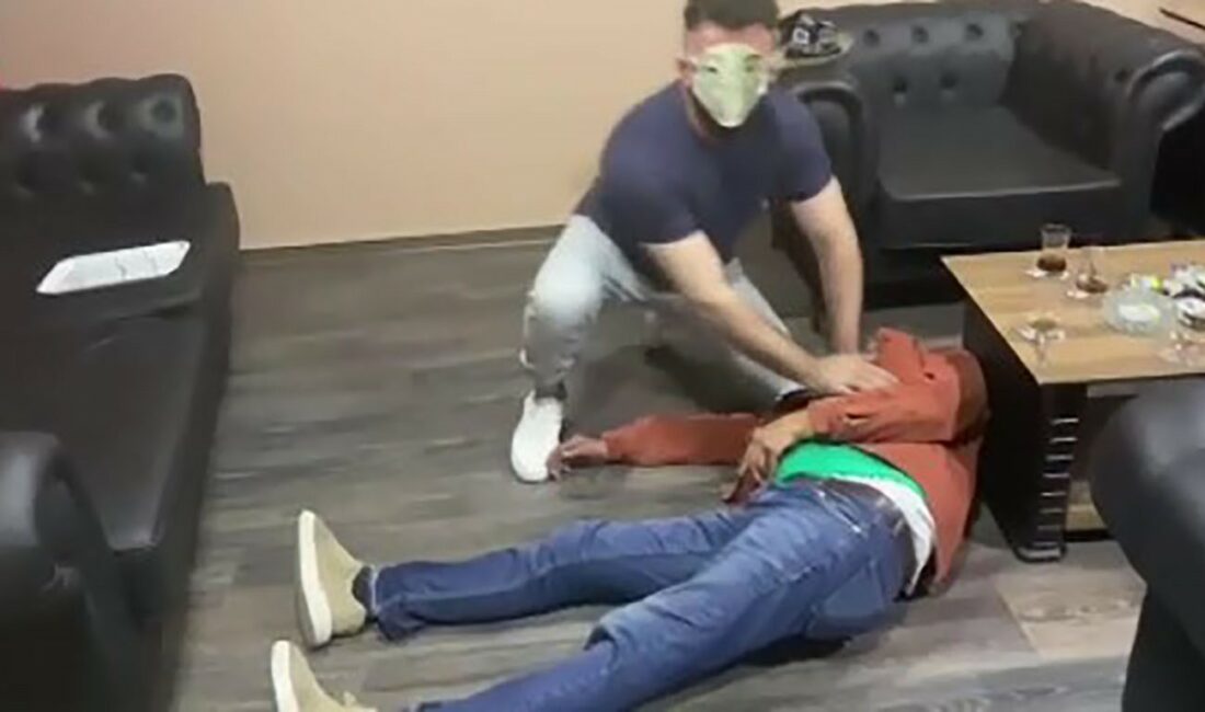 Bursa’da müzik eşliğinde bayıltana kadar dövmüşlerdi, mahkeme karar verdi BURSA’DA ZORLA ALIKOYDUKLARI ADAMI SAATLERCE İŞKENCE YAPTIKLARI İDDİASIYLA TUTUKLU OLARAK