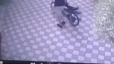 Bursa’nın Karacabey ilçesinde bir imamın namaz kılarken motosikleti çalındı.