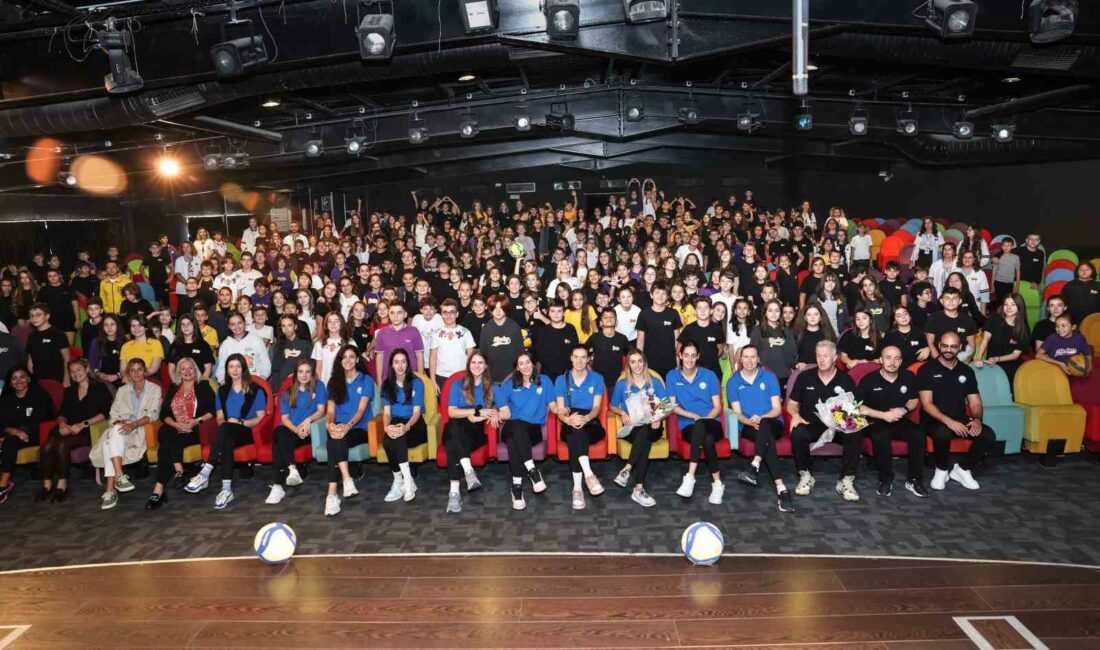 NİLÜFER BELEDİYESPOR KADIN VOLEYBOL TAKIMI’NIN TEKNİK HEYETİ VE SPORCULARI, ÖĞRENCİLERLE