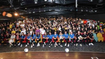 NİLÜFER BELEDİYESPOR KADIN VOLEYBOL TAKIMI’NIN TEKNİK HEYETİ VE SPORCULARI, ÖĞRENCİLERLE