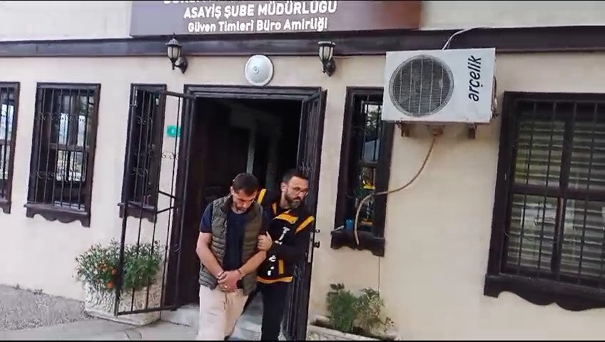 Oto faresi kamerada…Bursa polisi o şüpheliyi adım adım takip etti BURSA’DA HIRSIZLIK ŞÜPHELİSİ BİR KİŞİ PARK HALİNDEKİ OTOMOBİLE GİRİP, 20