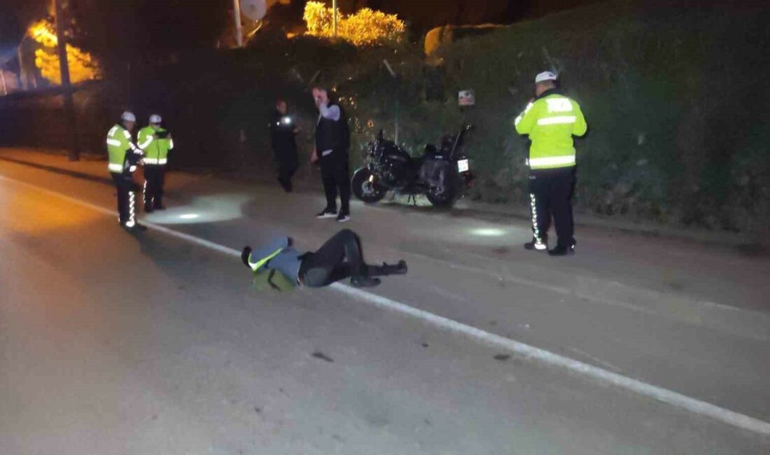 Bursa’nın Orhangazi ilçesinde plakası ve sürücüsü belirlenemeyen bir otomobil önünde