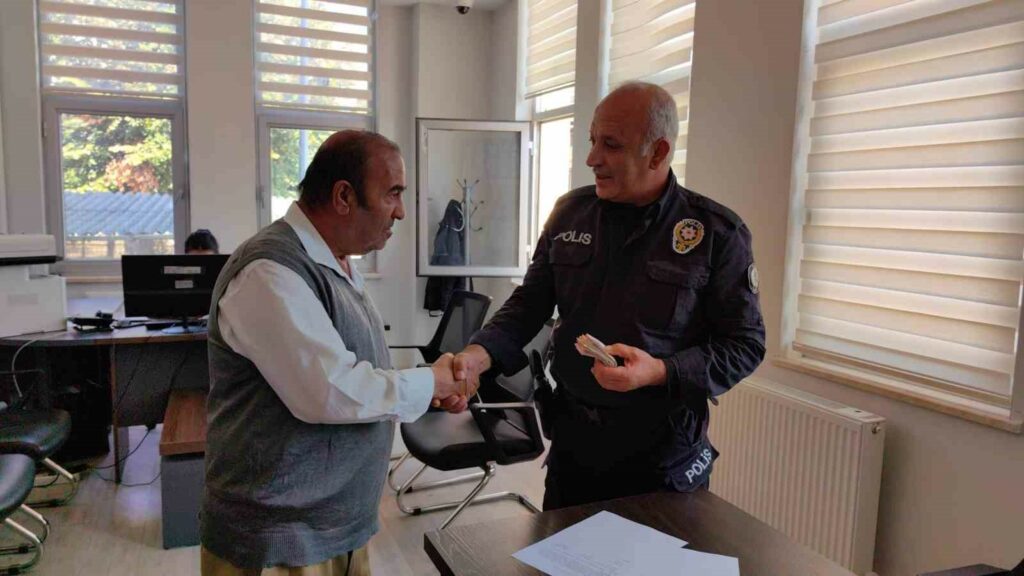 Özel halk otobüsünün şoförü araçta unutulan 6 bin lirayı polise teslim etti BURSA'NIN İNEGÖL İLÇESİNDE ÖZEL HALK OTOBÜSÜNÜN ŞOFÖRÜ, ARACINDA BULUNAN YAKLAŞIK