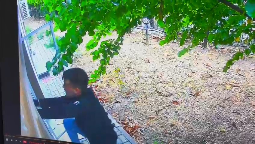 (Özel) Hırsız kamerada…”Tatile gideyim” derken, cezaevine gitti BURSA’DA BİR EVİN CAMINI DAKİKALARCA ZORLAYIP İÇERİ GİREN HIRSIZ ÇALDIĞI