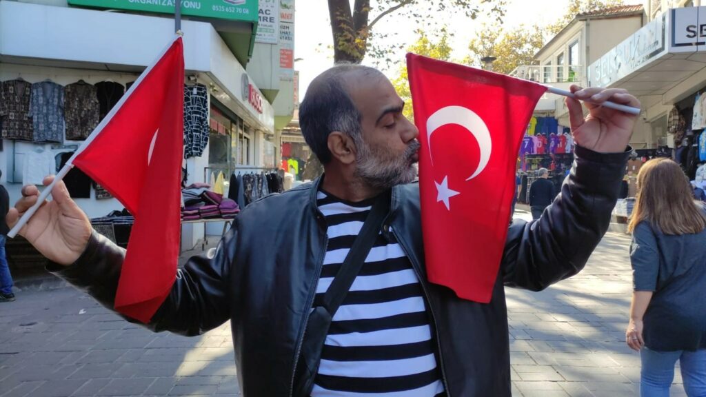 (Özel) Pakistanlı turistin Türk bayrağı sevgisi BURSA’YA ÜLKESİ PAKİSTAN’DAN GEZMEYE GELEN TURİST KAPALI ÇARŞIDA BİR DÜKKANDA