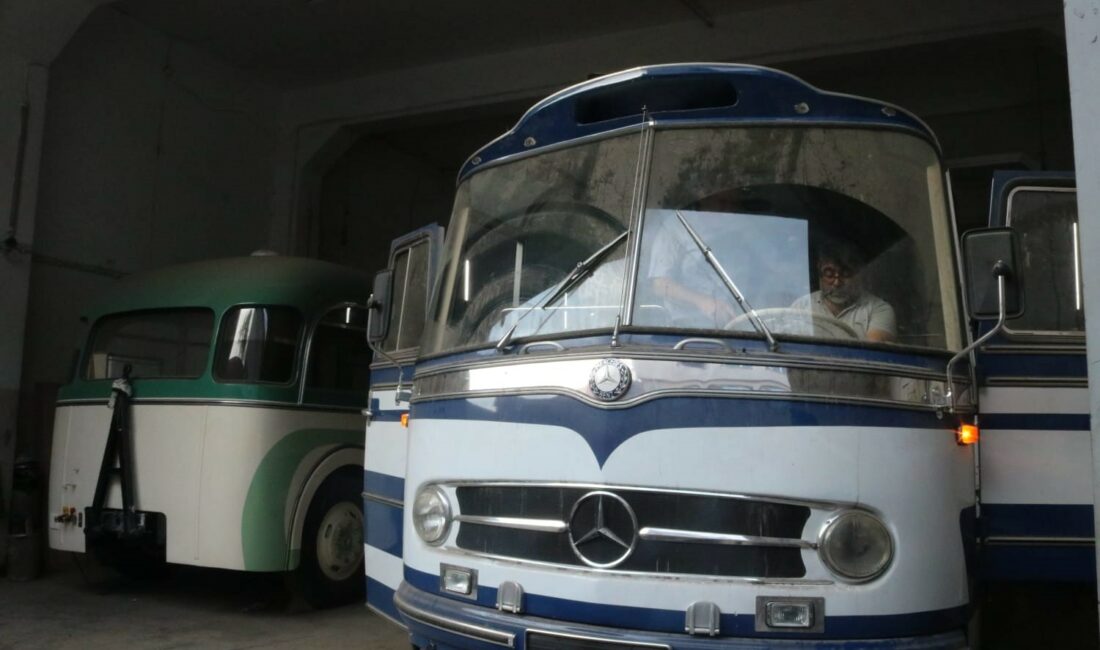 BURSA’DA YAŞAYAN AKMAN AİLESİ, KENDİ KURDUKLARI İŞLETMESİNDE 49 YILDIR OTOBÜS