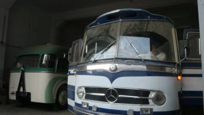 BURSA’DA YAŞAYAN AKMAN AİLESİ, KENDİ KURDUKLARI İŞLETMESİNDE 49 YILDIR OTOBÜS