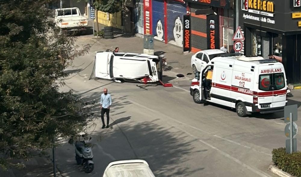 BURSA'NIN İNEGÖL İLÇESİ ORHANİYE MAHALLESİ'NDE PARK HALİNDEKİ ARACA ÇARPAN OTOMOBİLİN