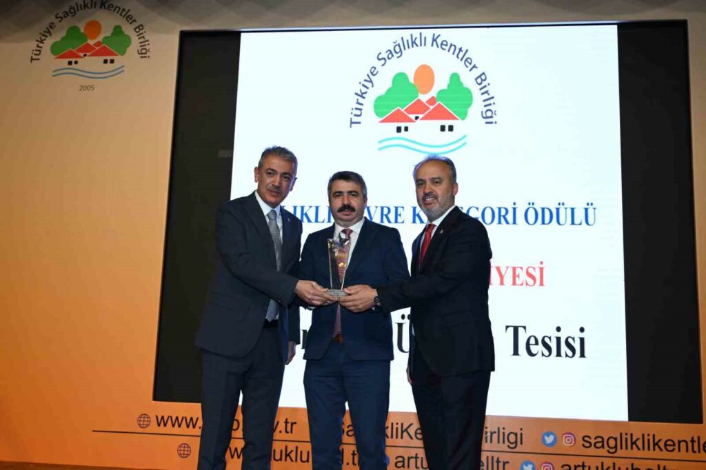 Sağlıklı Kentler Birliği’nden Yıldırım’a ödül YILDIRIM BELEDİYESİ, TÜRKİYE SAĞLIKLI KENTLER BİRLİĞİ’NİN DÜZENLEDİĞİ 2023 SAĞLIKLI ŞEHİRLER