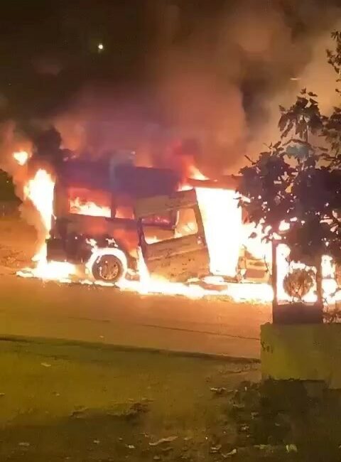 Bursa’da park halinde alev topuna dönen servis minibüsündeki yangın, otoparktaki