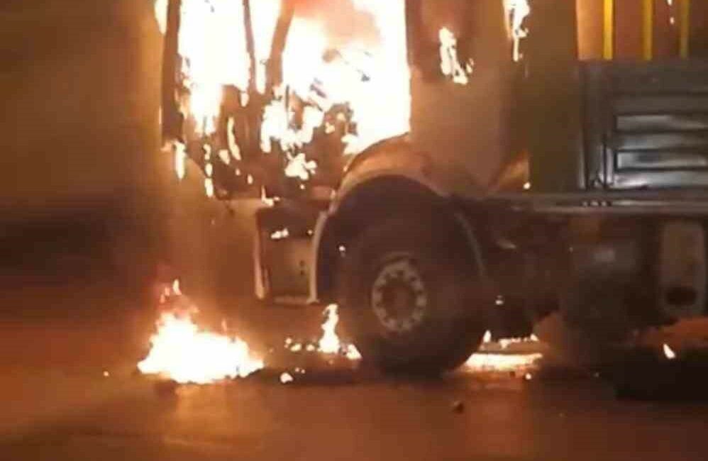 Bursa’da seyir halindeki kamyon yandı Bursa’da bir kamyon yanarak kullanılamaz hale geldi.