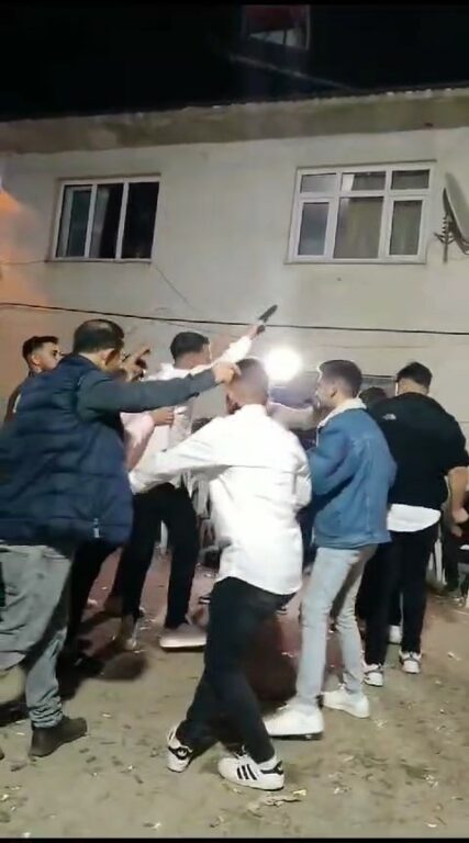 Sokak düğününde havaya ateş açan magandalar cep telefonu kamerasına yansıdı BURSA'NIN İNEGÖL İLÇESİNDE YAPILAN SOKAK DÜĞÜNÜNDE MAGANDALAR SAHNE ALDI.