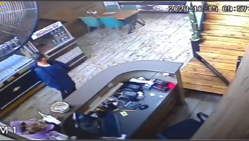 Telefon hırsızı kamerada BURSA’NIN NİLÜFER İLÇESİNDE FAALİYET GÖSTEREN KEBAPÇIYA MÜŞTERİ OLARAK GİREN ŞÜPHELİNİN
