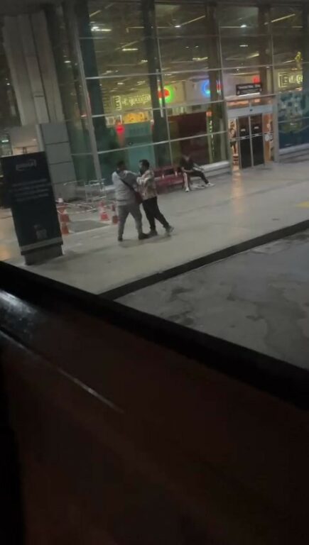 ‘Telefonumu çaldın’ iddiasıyla kavgaya tutuştular BURSA’DA İKİ ARKADAŞ ‘TELEFONUMU SEN ÇALDIN’ İDDİASIYLA YUMRUK YUMRUĞA KAVGA