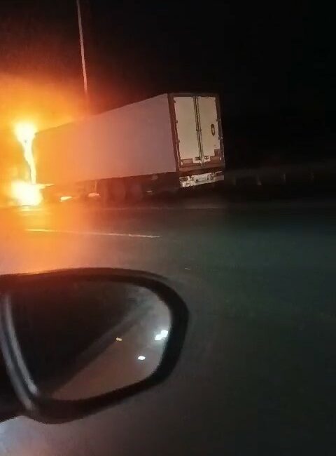 Tır otobanda alev alev yandı BURSA’DA BURSA-GEMLİK YOLU ÜZERİNDE TIR ALEV ALEV YANDI. O ANLAR