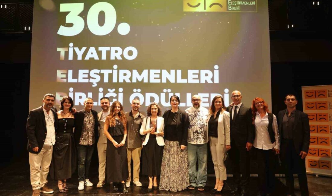 NİLÜFER KENT TİYATROSU SAHNELEDİĞİ 1984 OYUNU İLE TİYATRO ELEŞTİRMENLERİ