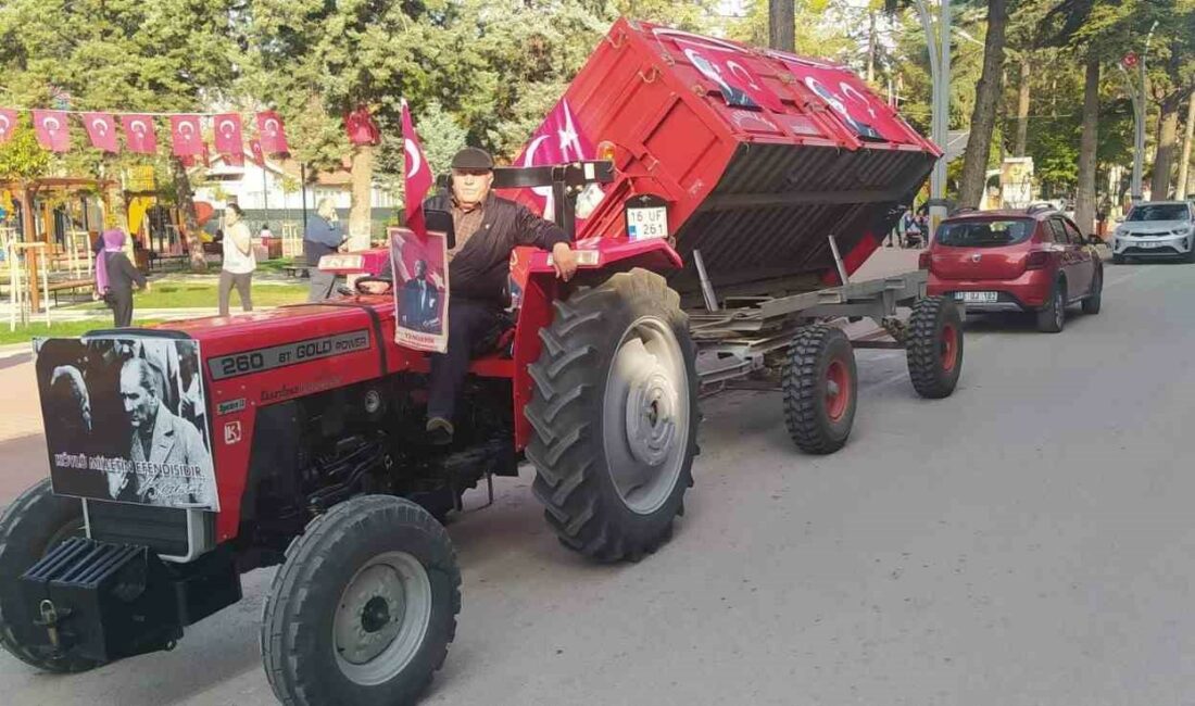 Traktörüyle Cumhuriyet kutlamalarına damga vurdu CUMHURİYETİN 100.YIL KUTLAMALARINDA TRAKTÖRÜNÜ TÜRK BAYRAĞI VE ATATÜRK RESİMLERİ İLE
