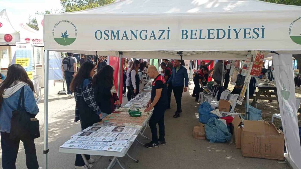 Üniversite öğrencilerine geri dönüşümün önemini anlatıldı OSMANGAZİ BELEDİYESİ, ÜNİVERSİTE HAYATINA YENİ BAŞLAYAN ÖĞRENCİLERE GERİ DÖNÜŞÜM ÇANTASI