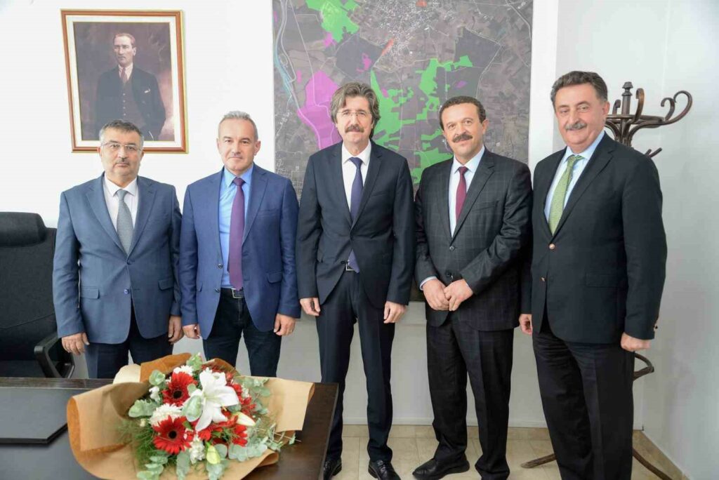 Yeni Rektör Yardımcısı Prof. Dr. Cafer Çiftçi görevi devraldı BURSA ULUDAĞ ÜNİVERSİTESİ’NDE (BUÜ) YENİ REKTÖR YARDIMCISI PROF. DR. CAFER